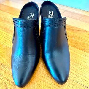 Aerosoles black leather mule / clog size 8 1/2